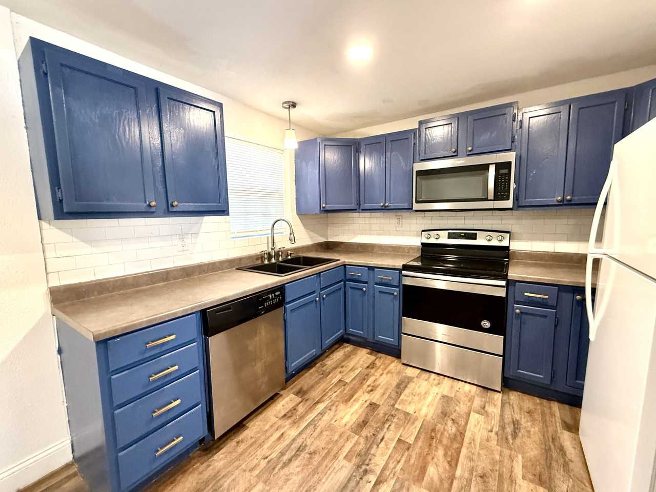 560 10th Ave Nw #1 - Photo 4 of 27