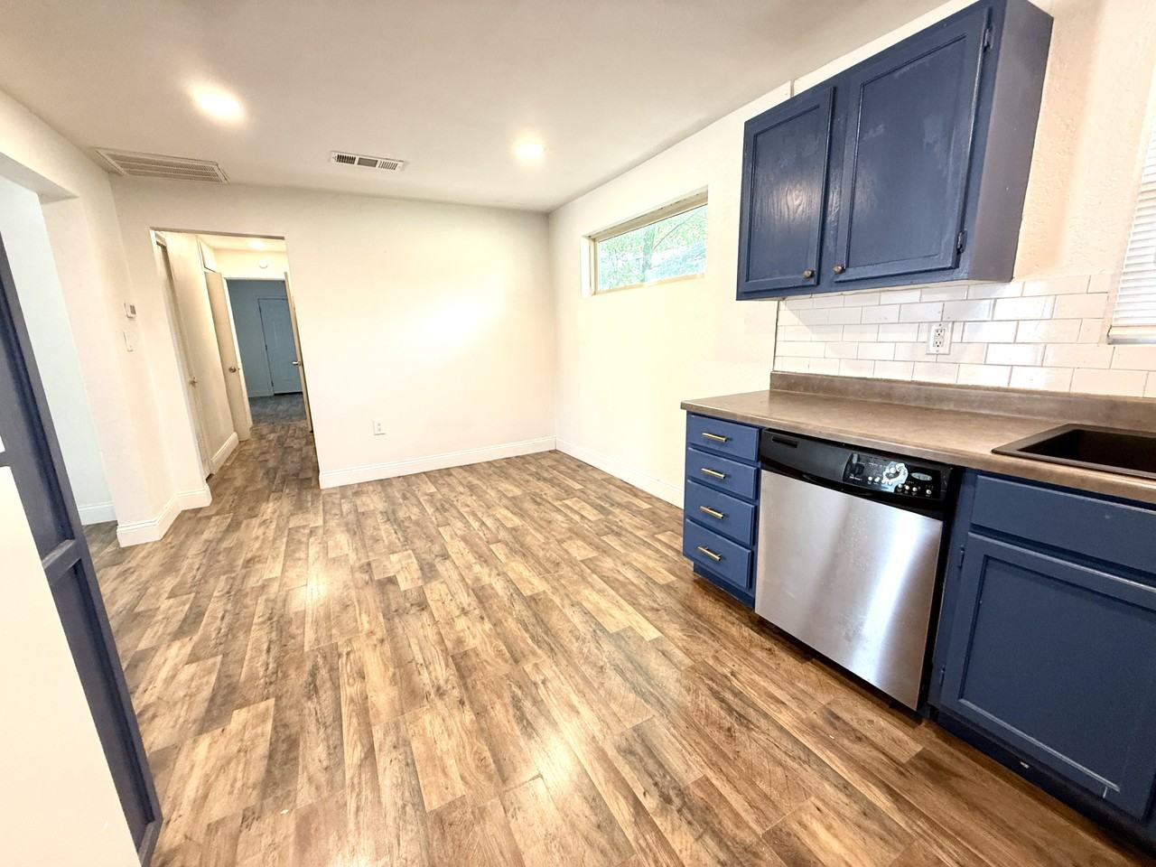560 10th Ave Nw #1 - Photo 6 of 27
