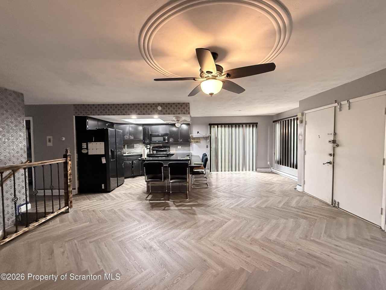 328 Crown Ave - Photo 2 of 9