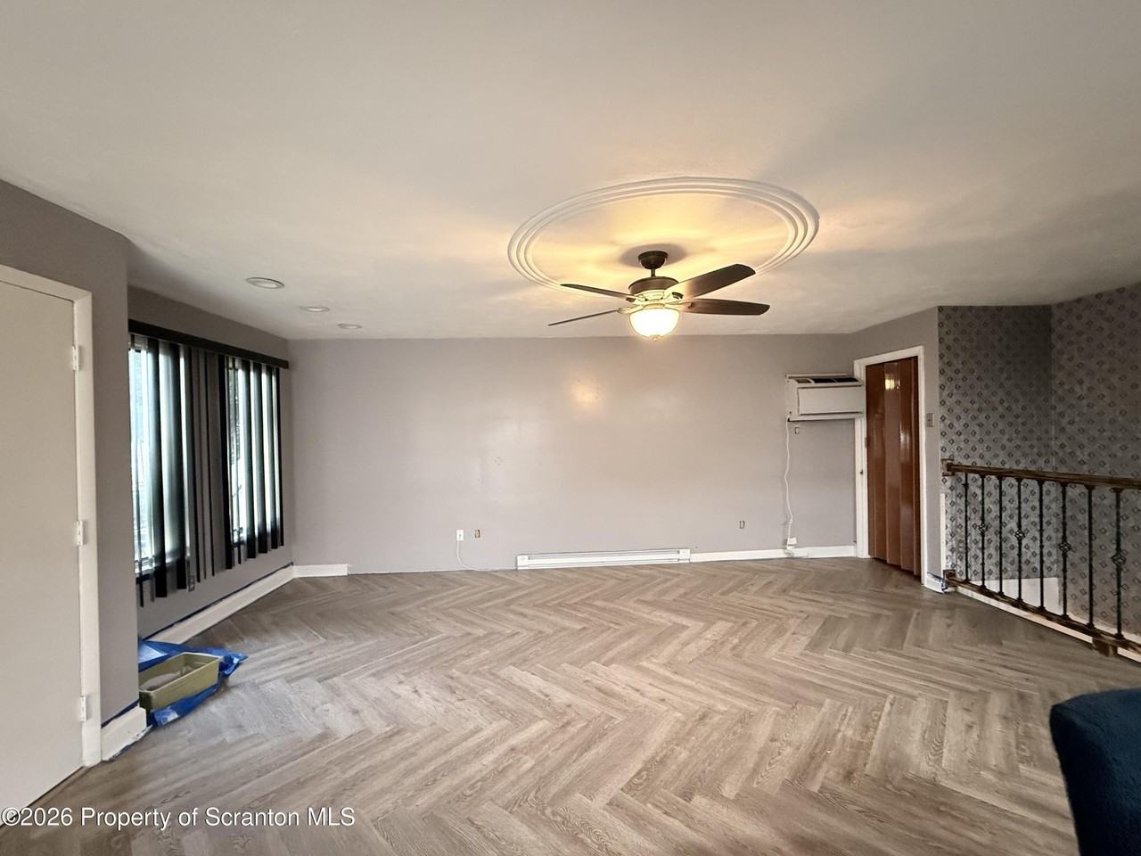 328 Crown Ave - Photo 3 of 9