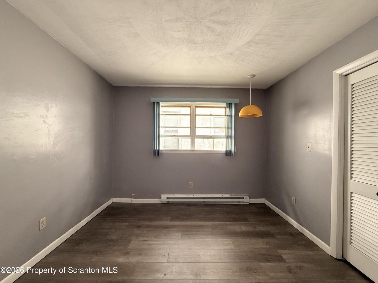 328 Crown Ave - Photo 5 of 9