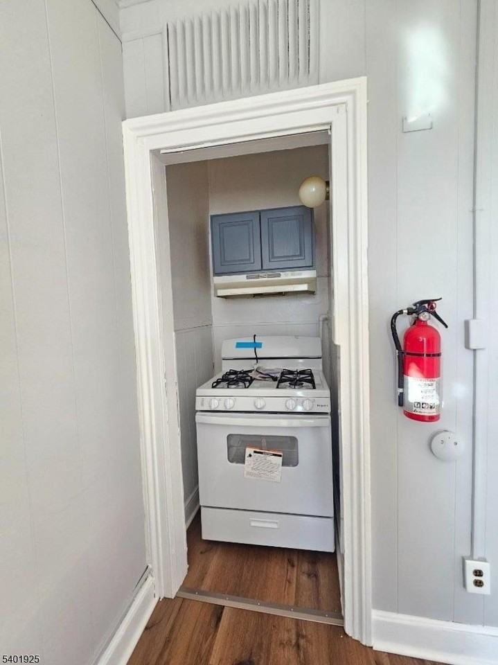 70 Jackson Ave #B - Photo 4 of 7