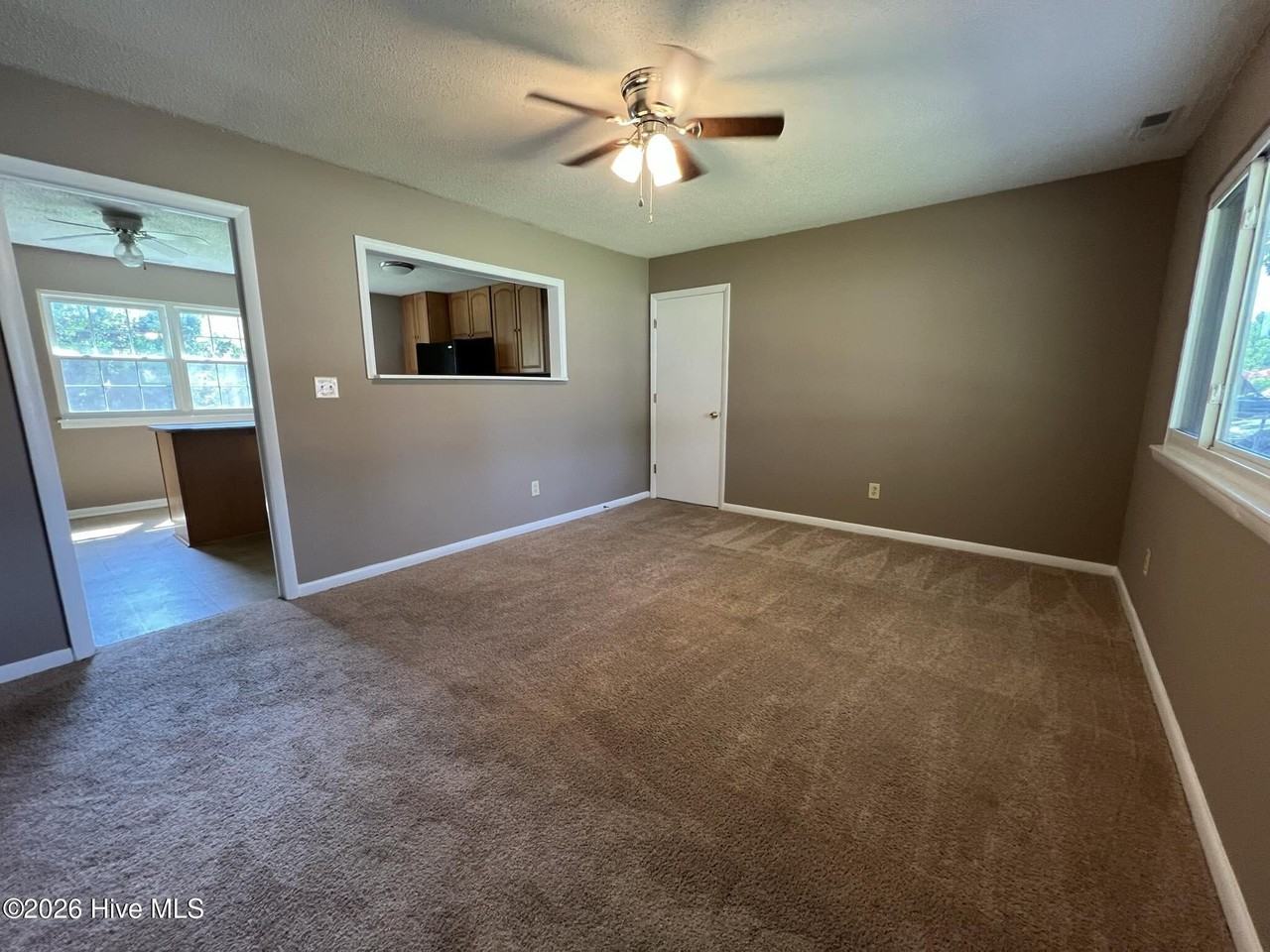 504 Holly Ct - Photo 3 of 13