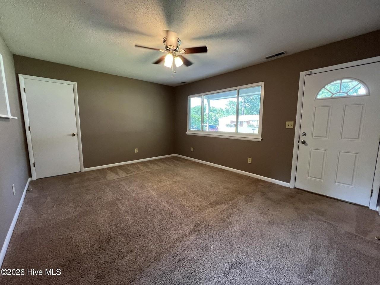504 Holly Ct - Photo 4 of 13