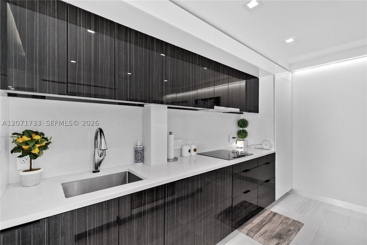 5555 Collins Ave #5A - Photo 2 of 30