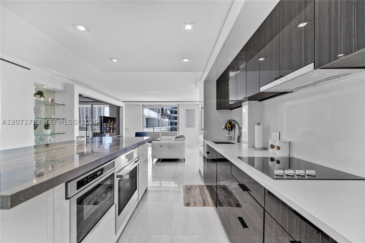 5555 Collins Ave #5A - Photo 3 of 30