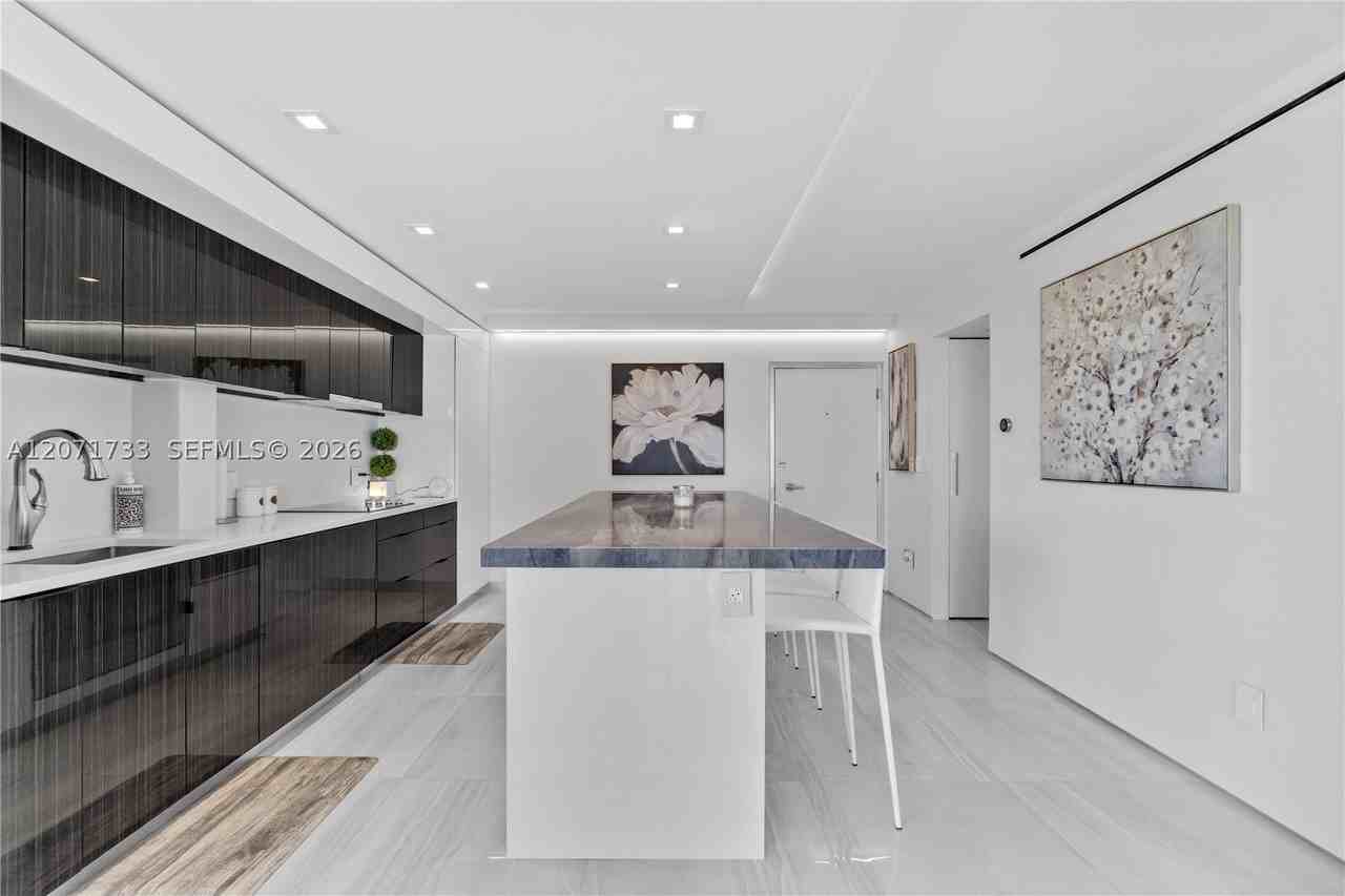 5555 Collins Ave #5A - Photo 4 of 30