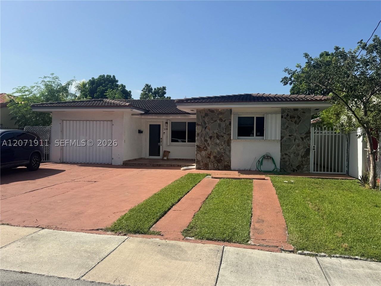 3160 Nw 3rd St - Photo 3 of 27