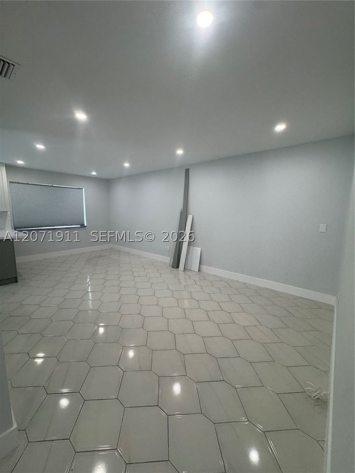 3160 Nw 3rd St - Photo 5 of 27