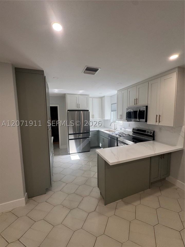 3160 Nw 3rd St - Photo 6 of 27