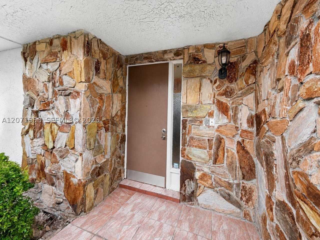 8142 Silver Palm Ct #17 - Photo 4 of 32