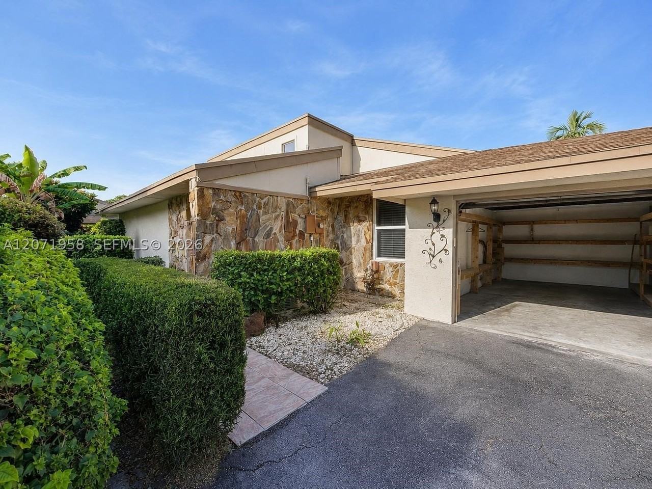 8142 Silver Palm Ct #17 - Photo 5 of 32