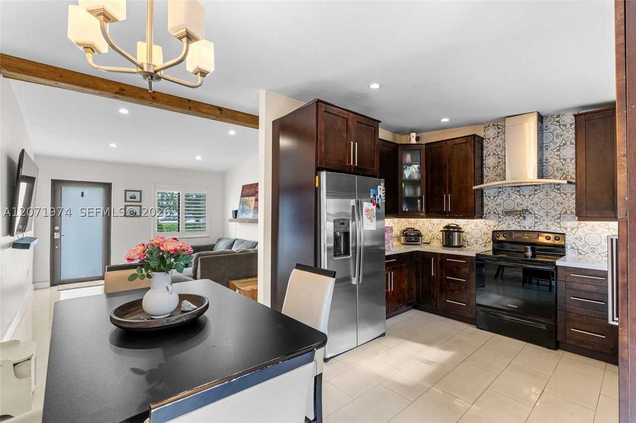 3010 Sw 103rd Ave - Photo 4 of 14