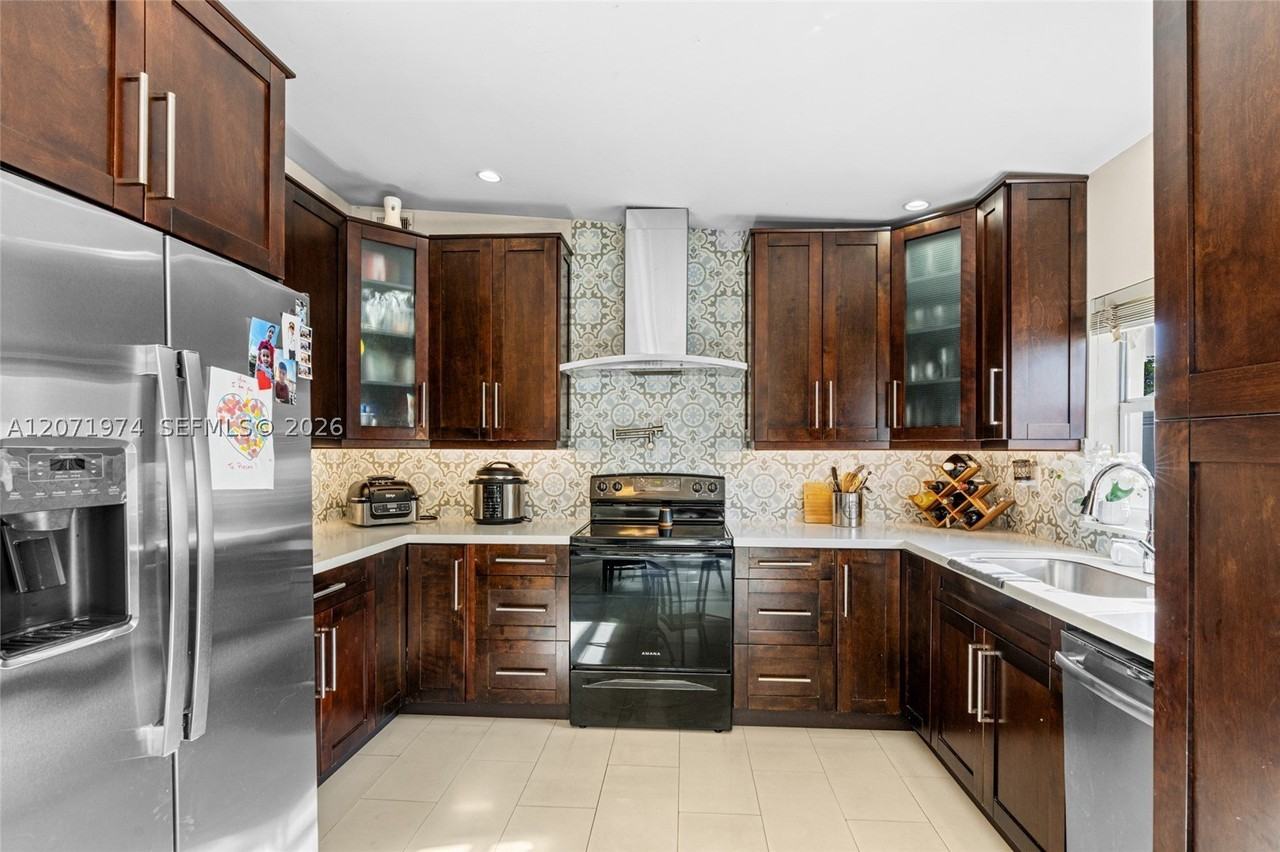 3010 Sw 103rd Ave - Photo 5 of 14