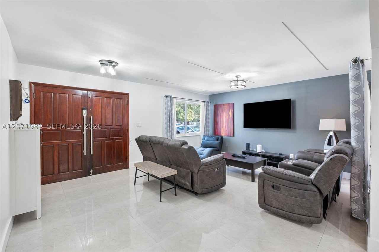 2430 Sw 22nd Ter - Photo 4 of 50
