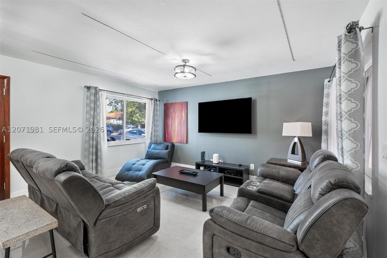 2430 Sw 22nd Ter - Photo 5 of 50