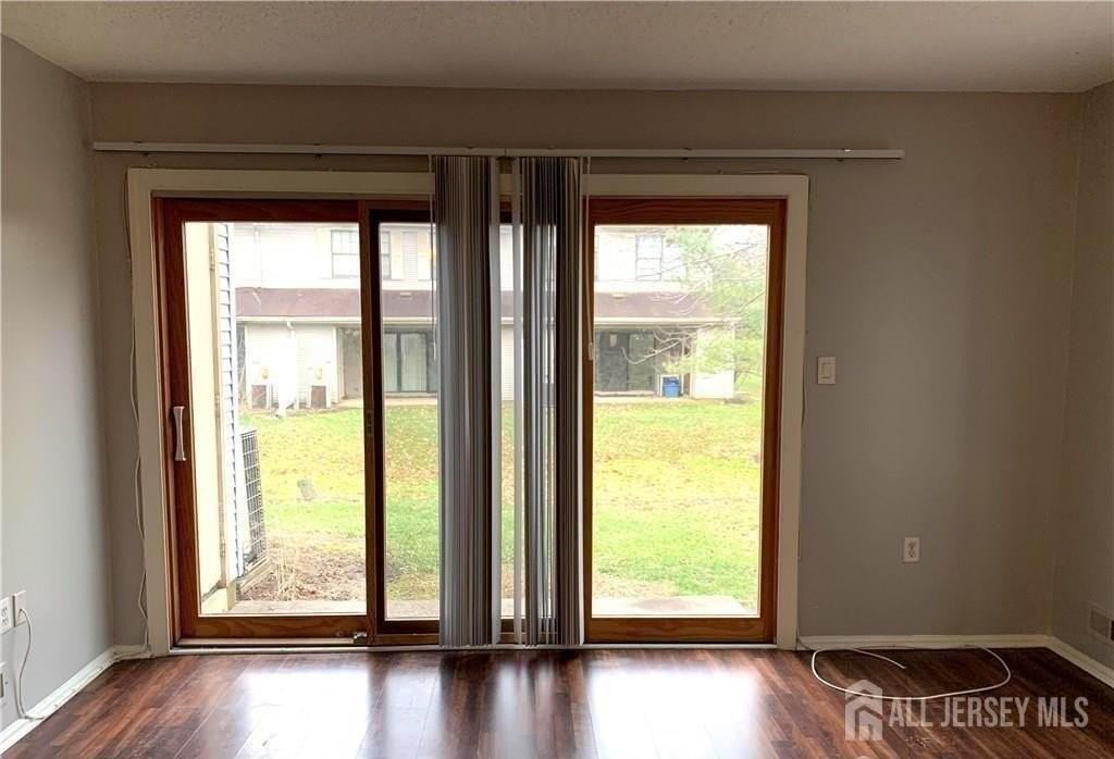 536 Manchester Ct - Photo 3 of 20