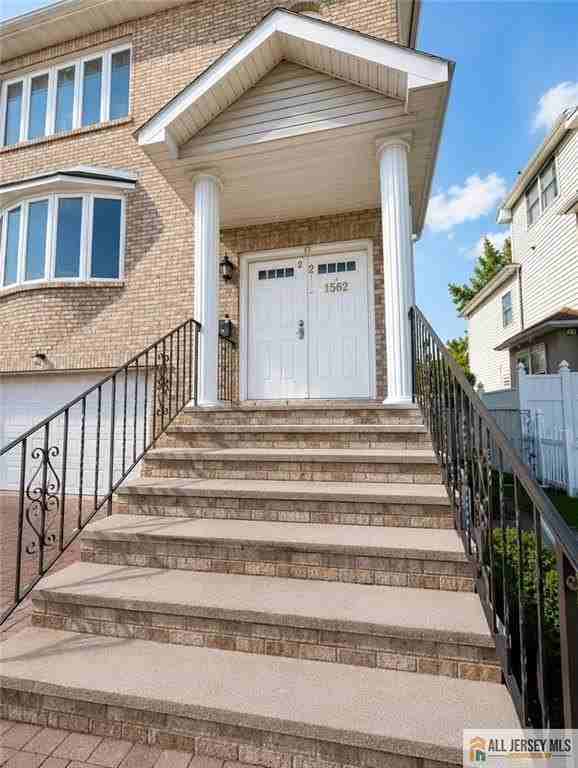217 Van Buren St - Photo 2 of 18