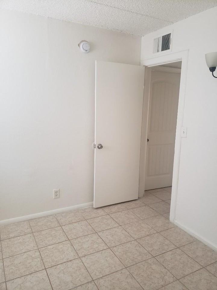 401 N D St - Photo 5 of 10