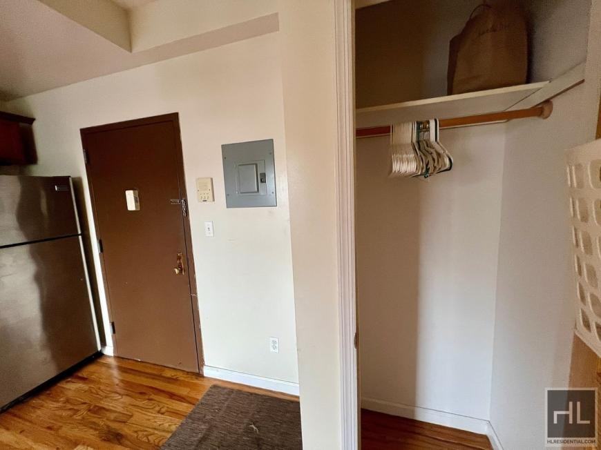255 17th St - Photo 2 of 9