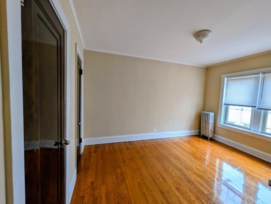 6701 N Greenview Ave - Photo 3 of 10