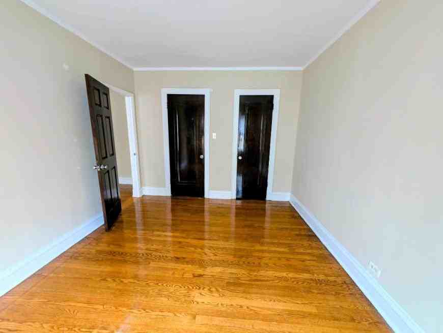 6701 N Greenview Ave - Photo 4 of 10