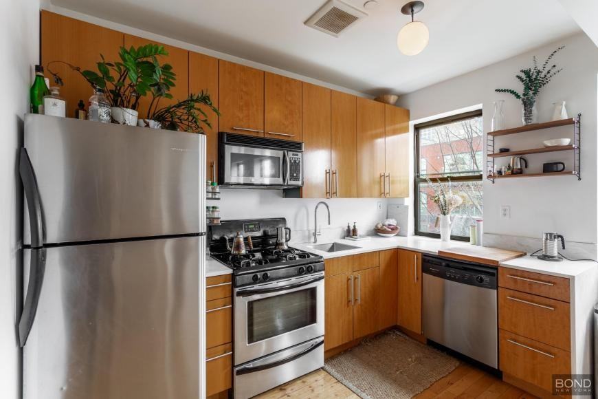 84 Green St - Photo 3 of 9