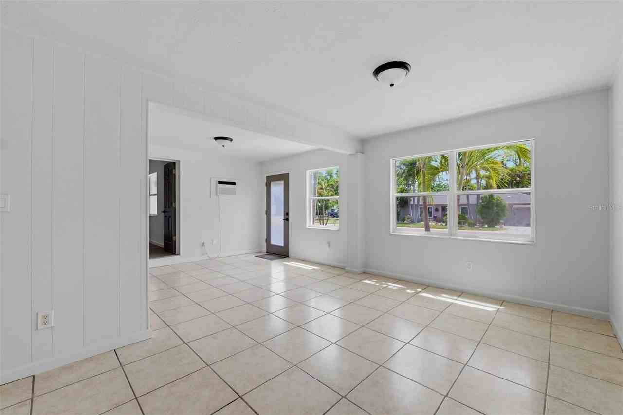 3030 1/2 5th St N - Photo 3 of 7