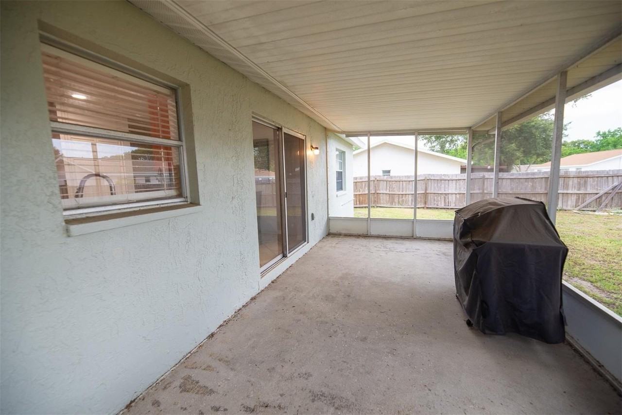 2613 Summit St - Photo 4 of 17