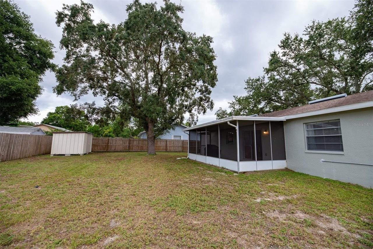 2613 Summit St - Photo 5 of 17