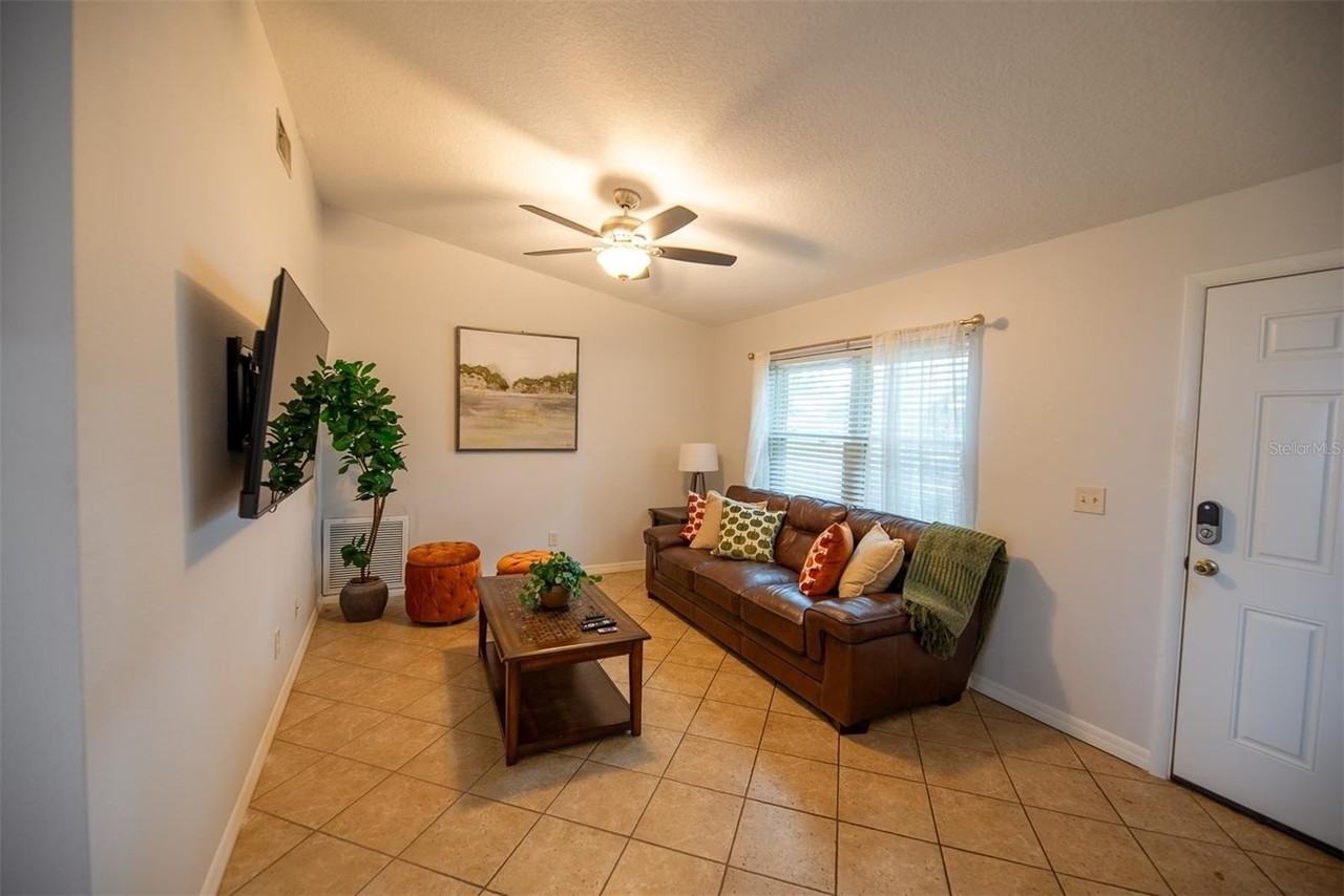 2613 Summit St - Photo 7 of 17