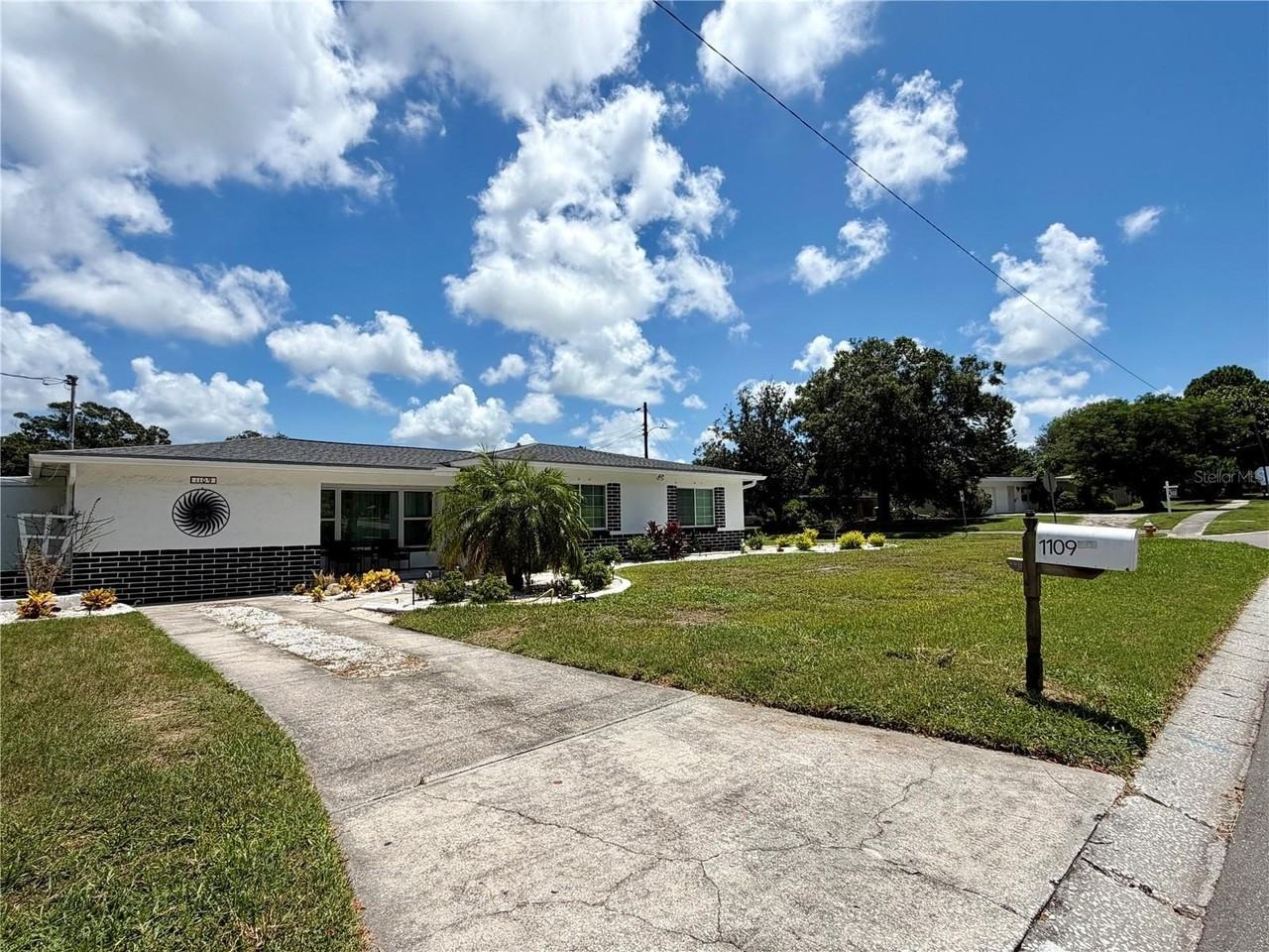 1109 S Betty Ln - Photo 2 of 20