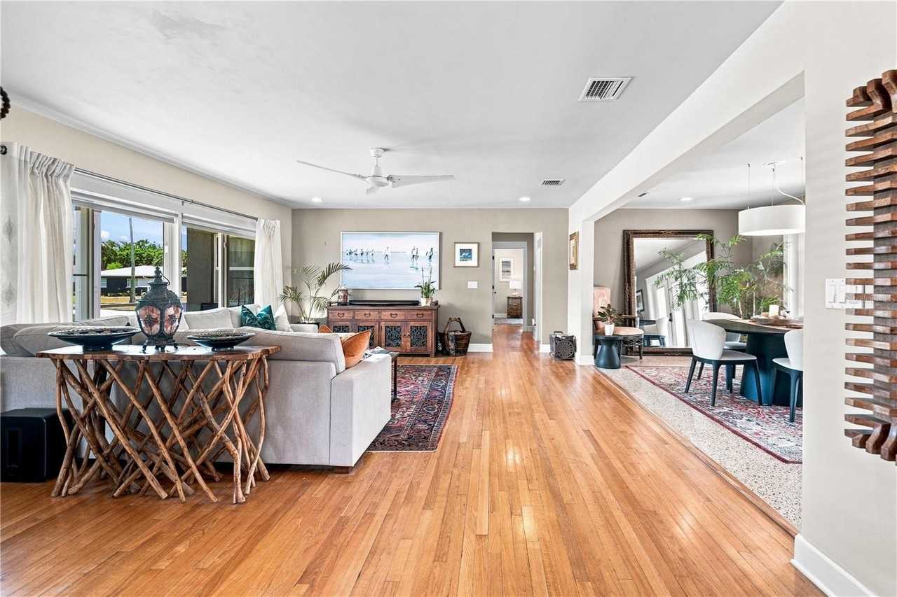 70 Gardenia St - Photo 3 of 33