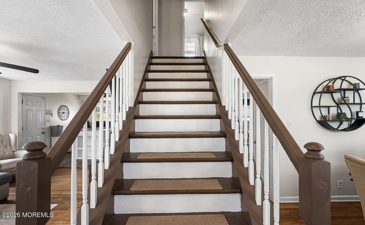 585 Bamford Ave - Photo 2 of 27