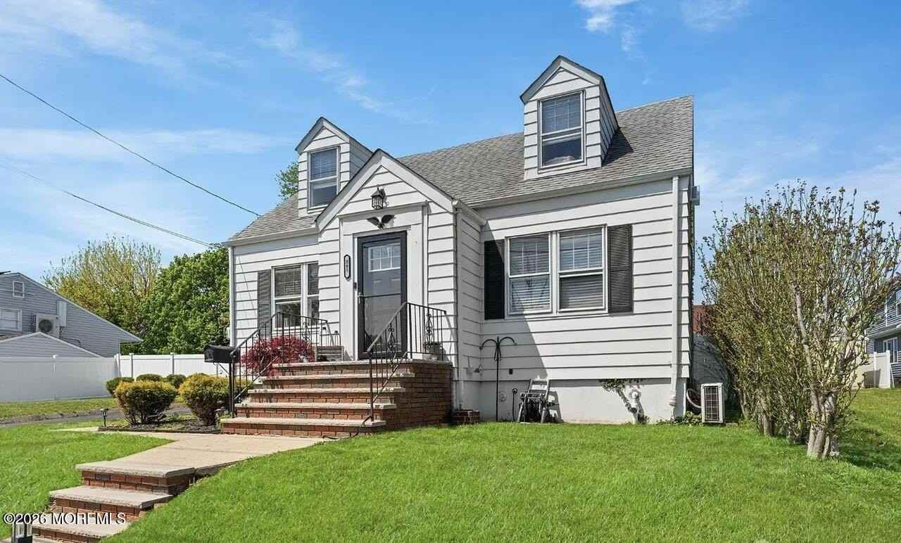 585 Bamford Ave - Photo 3 of 27