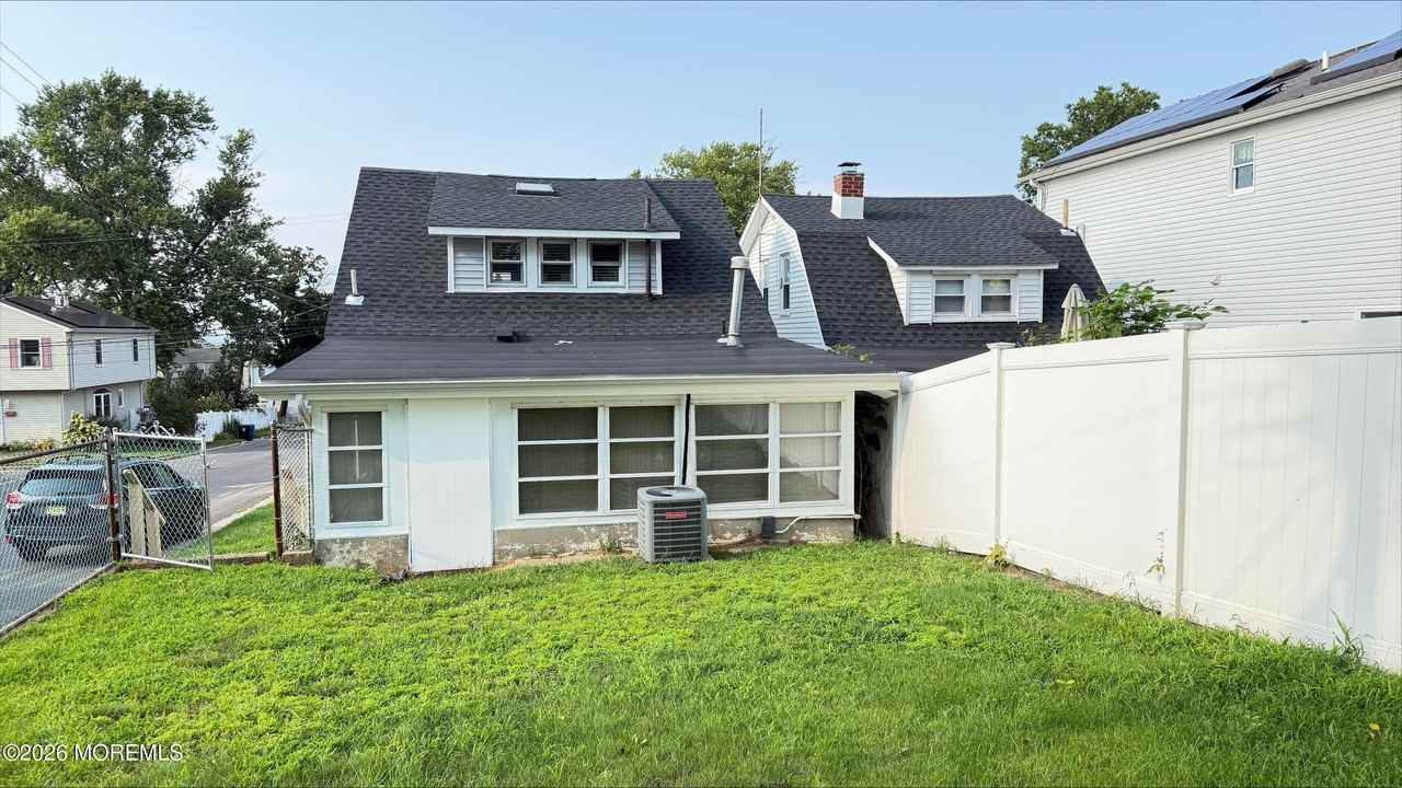 104 Burlington Ave - Photo 3 of 28