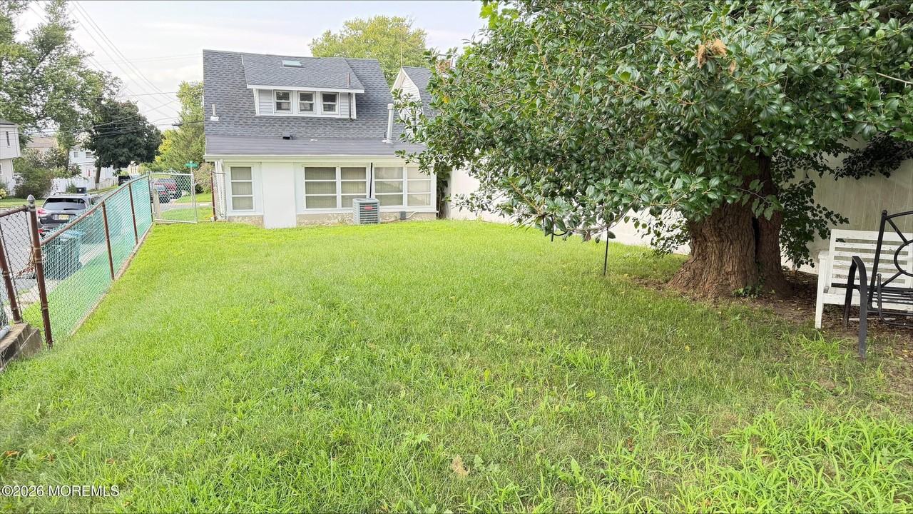 104 Burlington Ave - Photo 4 of 28