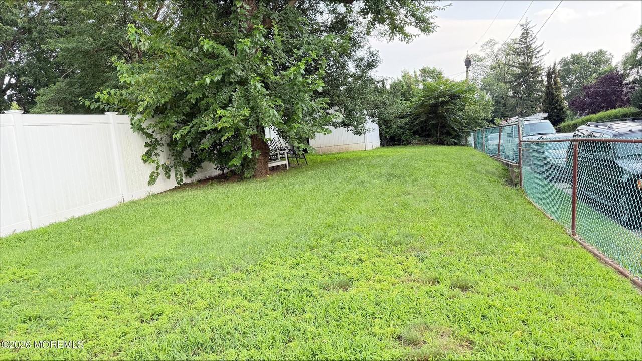 104 Burlington Ave - Photo 5 of 28