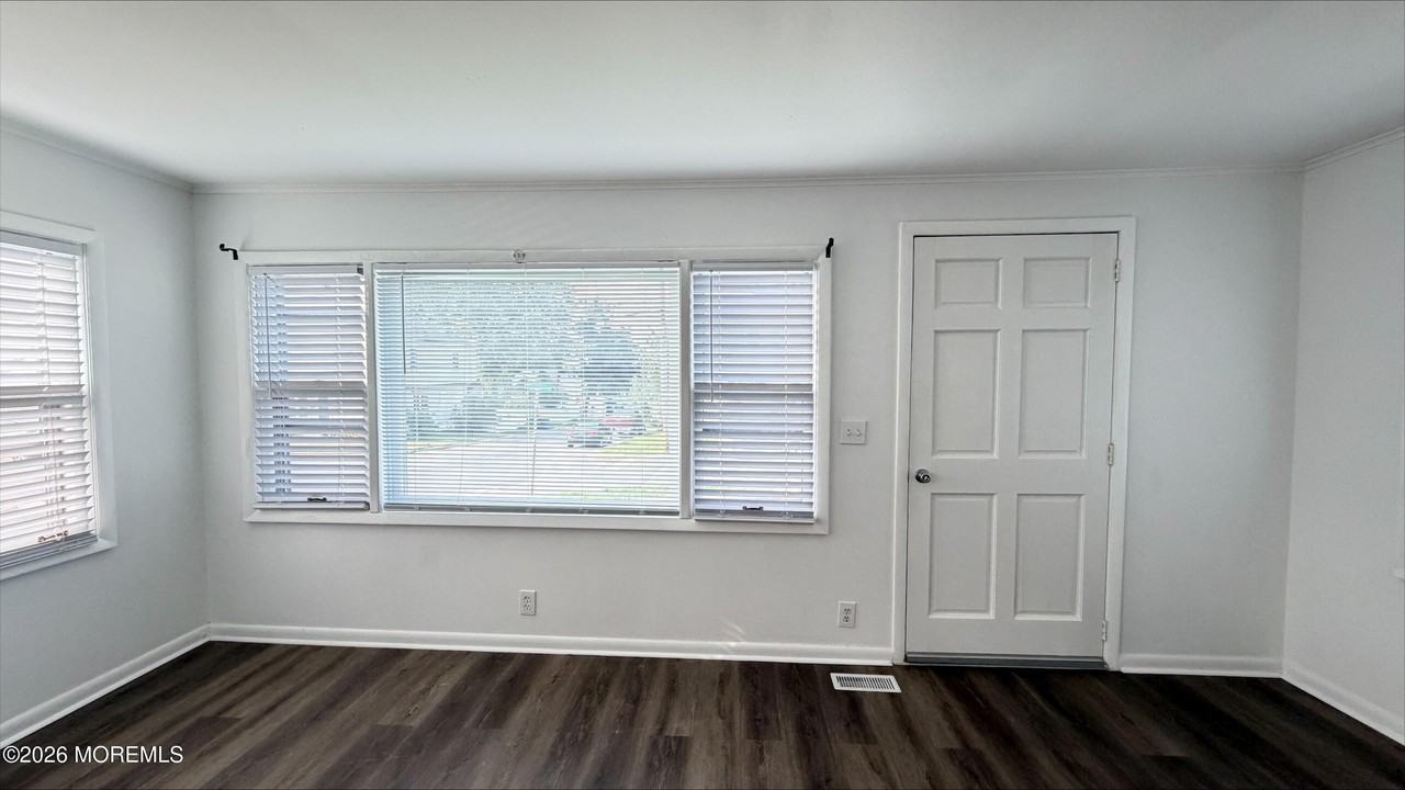 104 Burlington Ave - Photo 6 of 28