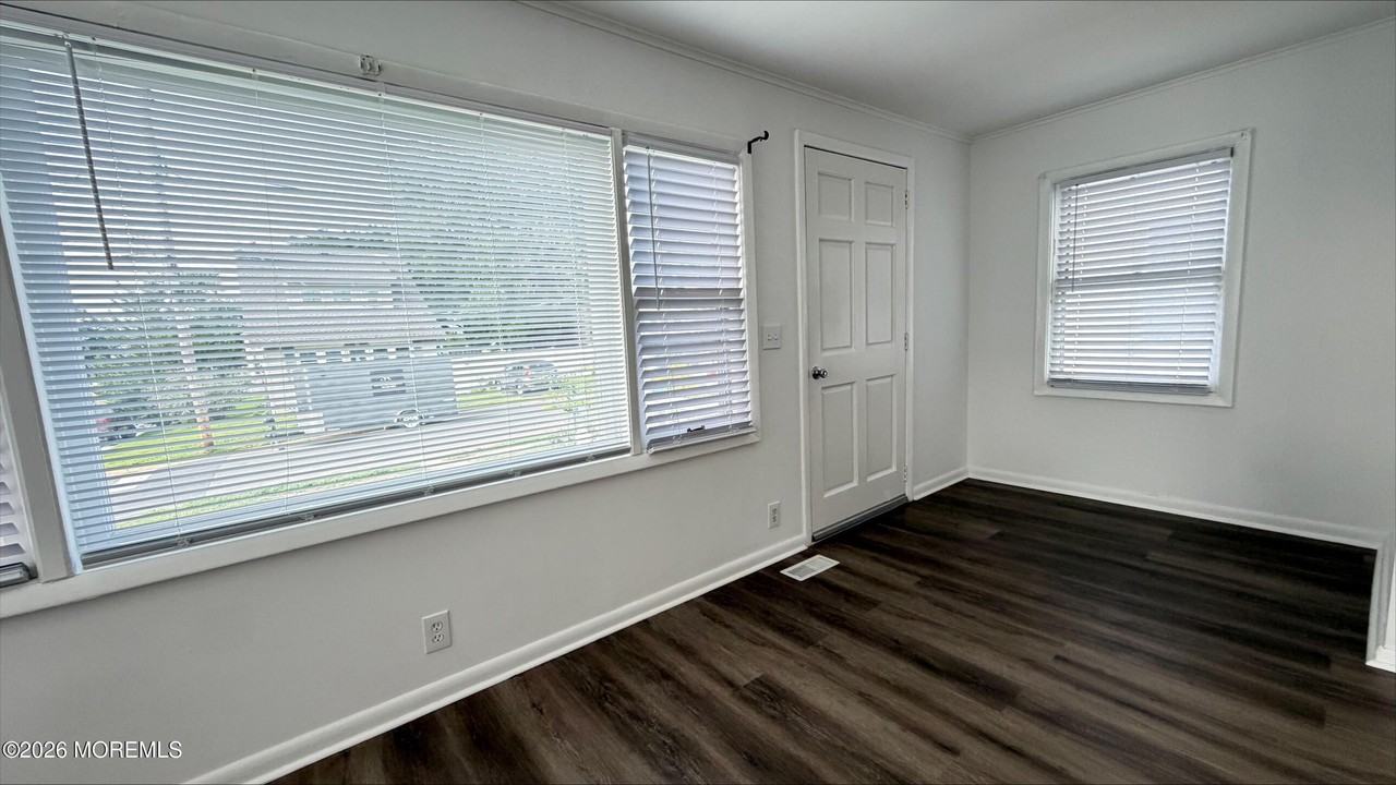 104 Burlington Ave - Photo 7 of 28