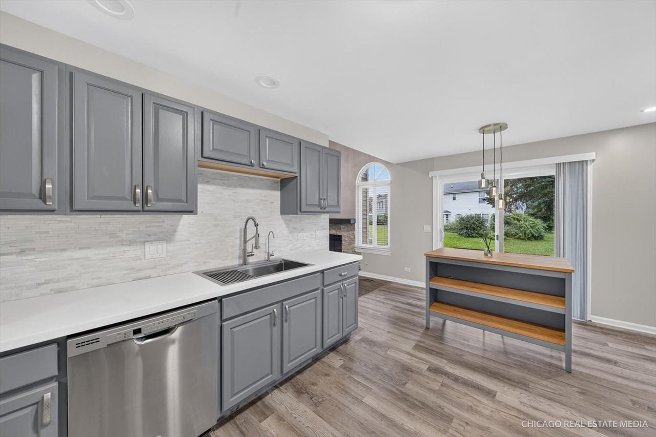 152 Brittany Dr - Photo 2 of 16