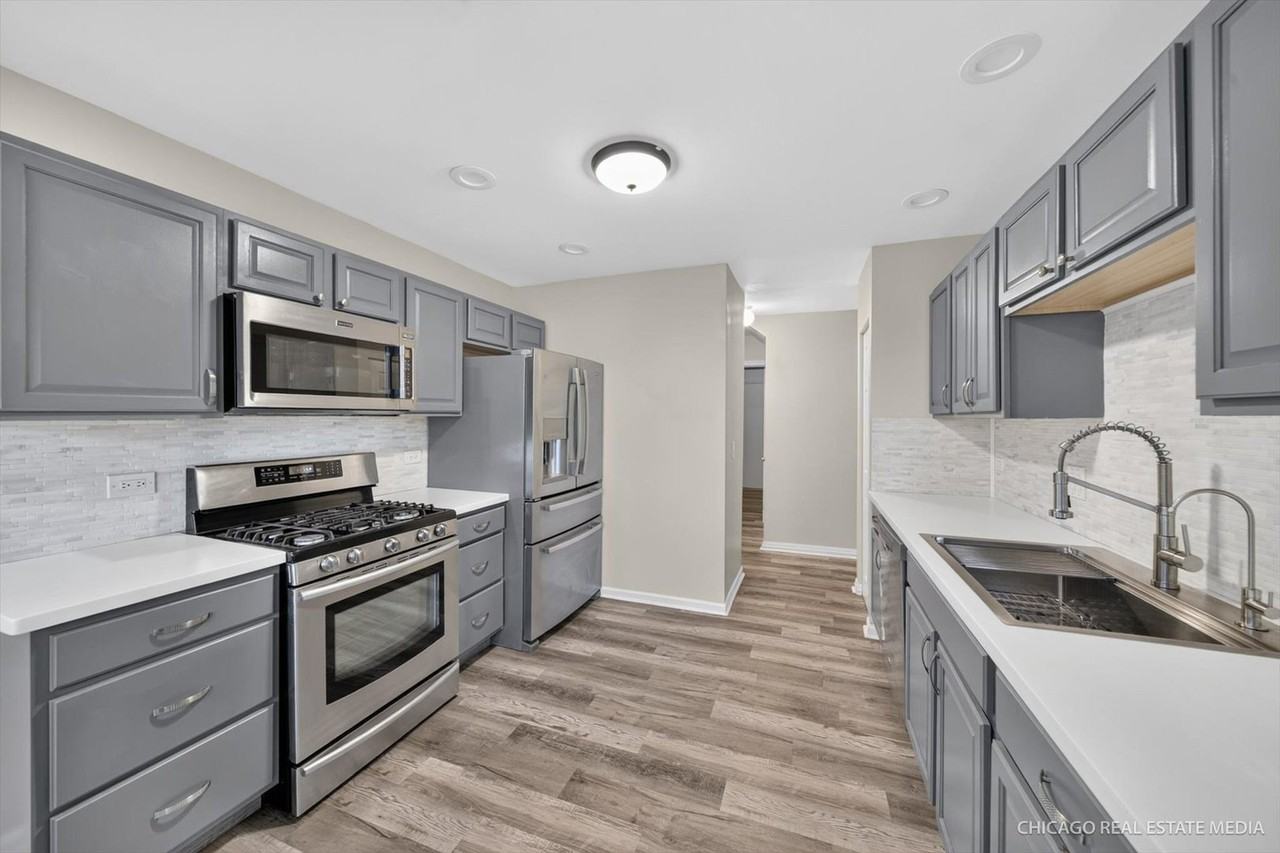 152 Brittany Dr - Photo 3 of 16