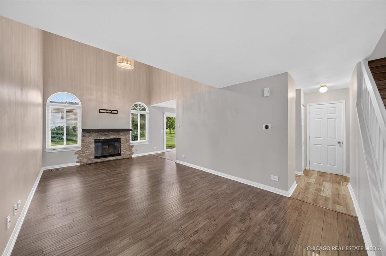 152 Brittany Dr - Photo 4 of 16