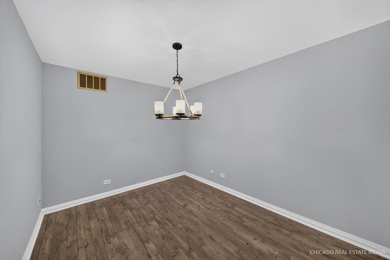 152 Brittany Dr - Photo 7 of 16