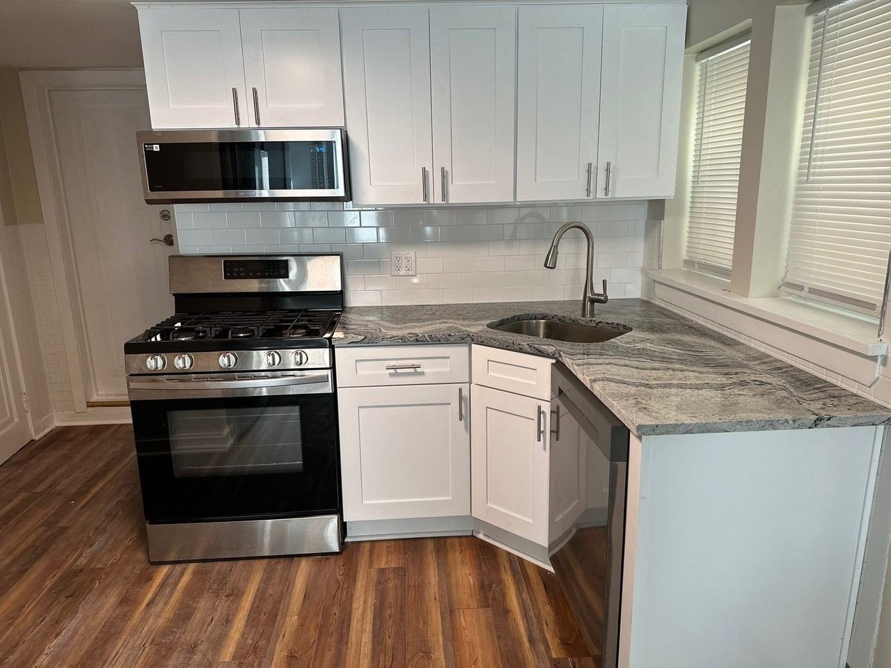 2839 N Southport Ave #G - Photo 3 of 9