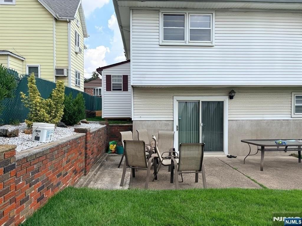 566 Anderson Ave - Photo 4 of 17