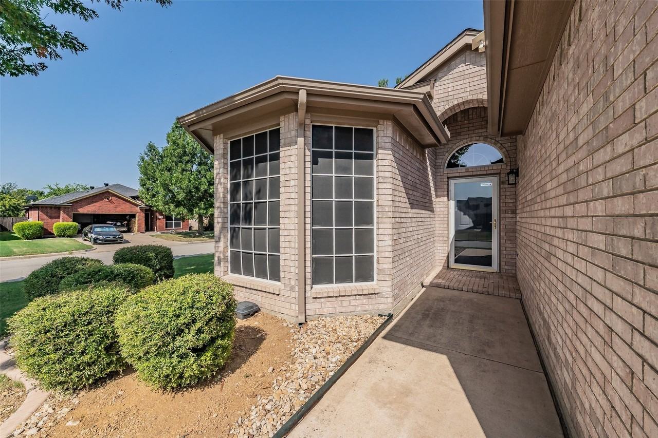 10501 Cloisters Dr - Photo 2 of 32