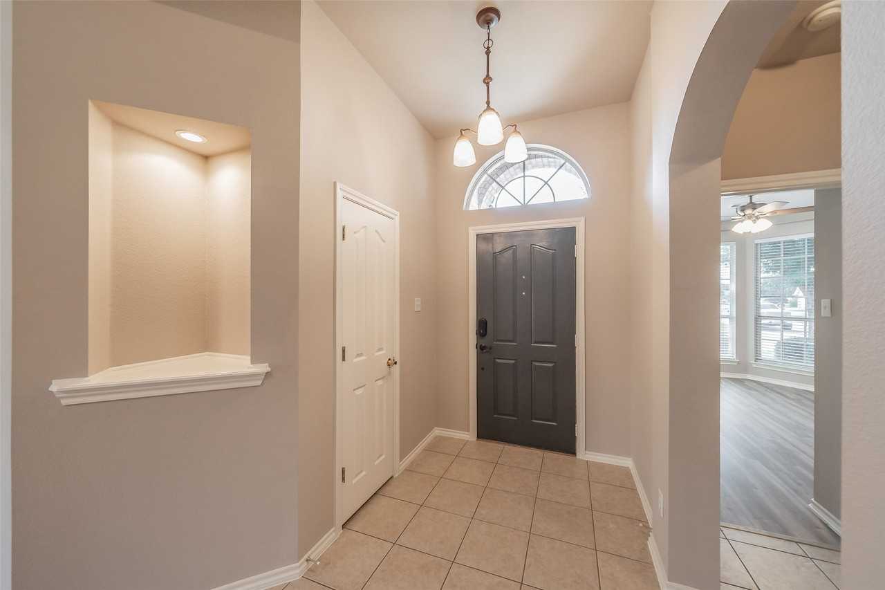10501 Cloisters Dr - Photo 3 of 32