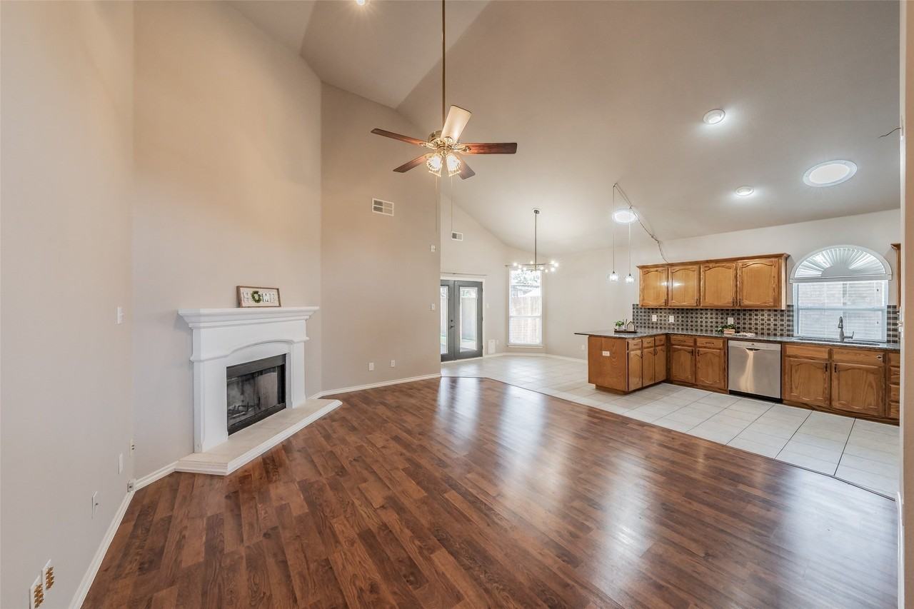 10501 Cloisters Dr - Photo 4 of 32