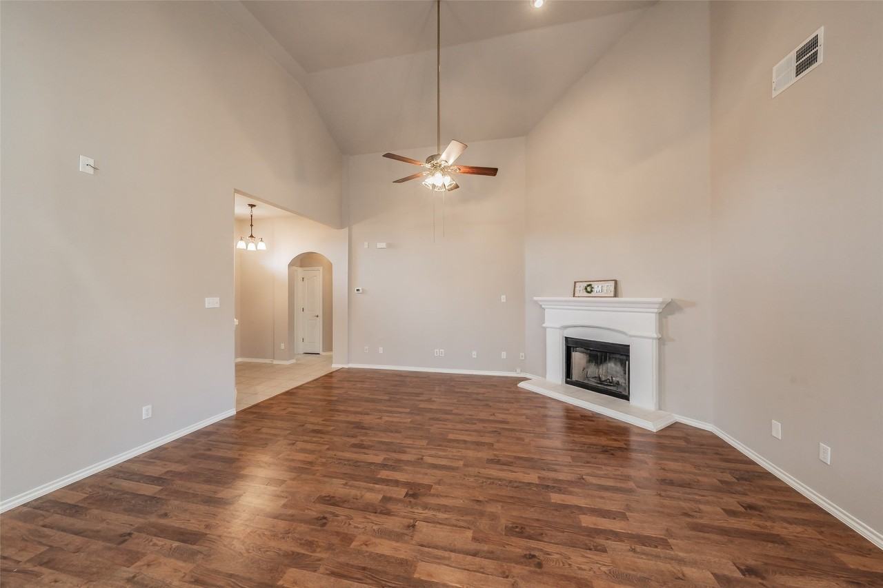 10501 Cloisters Dr - Photo 5 of 32